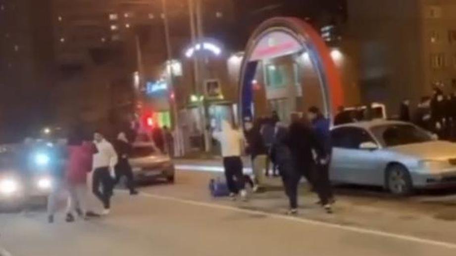 Драка в раменском видео. Массовая драка новосибирск мжк. Беспорядки в раменском 1999. Драка в раменском видео. Раскраска массовые драки.