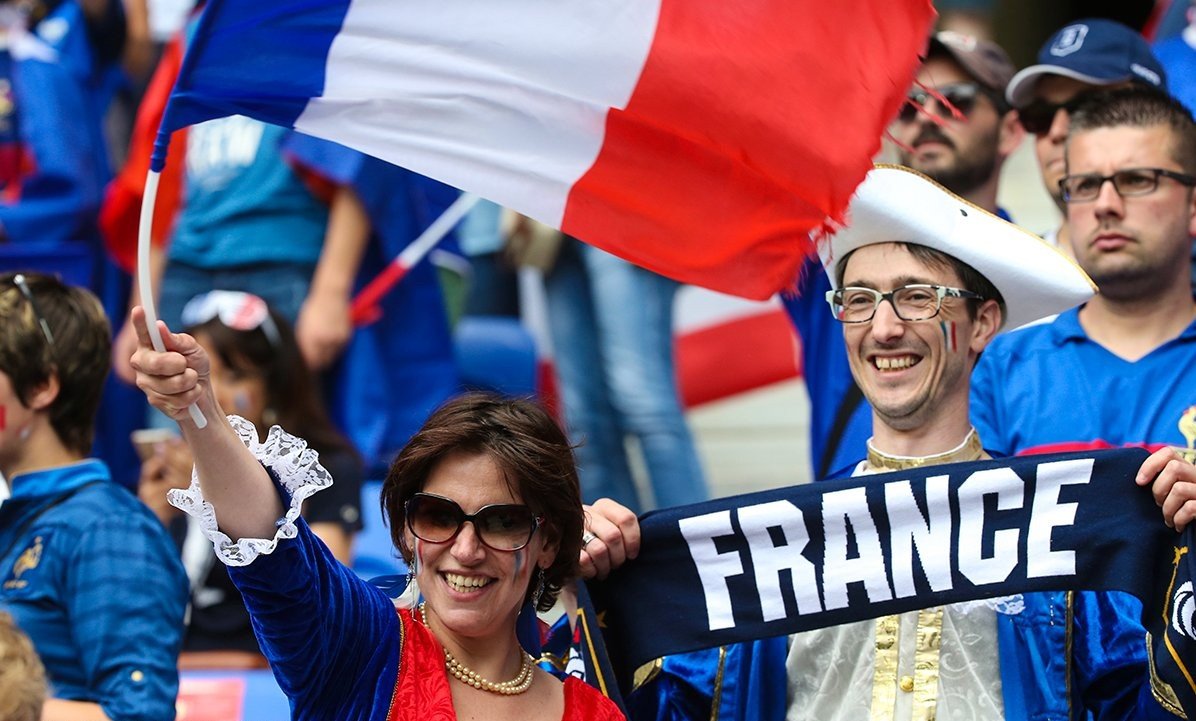 Покажи французских людей. Французы народ. Франция люди. Француз с флагом. Французы нация.