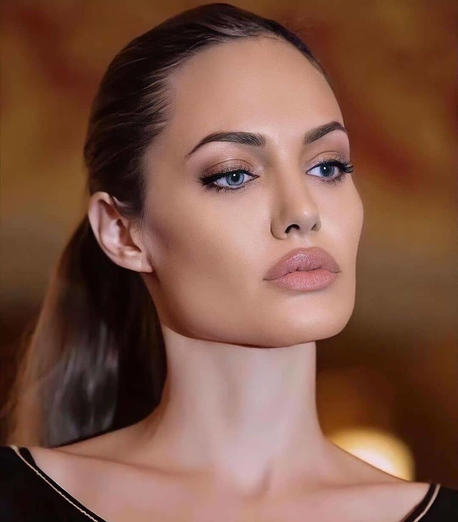 Скулы Анджелины Джоли