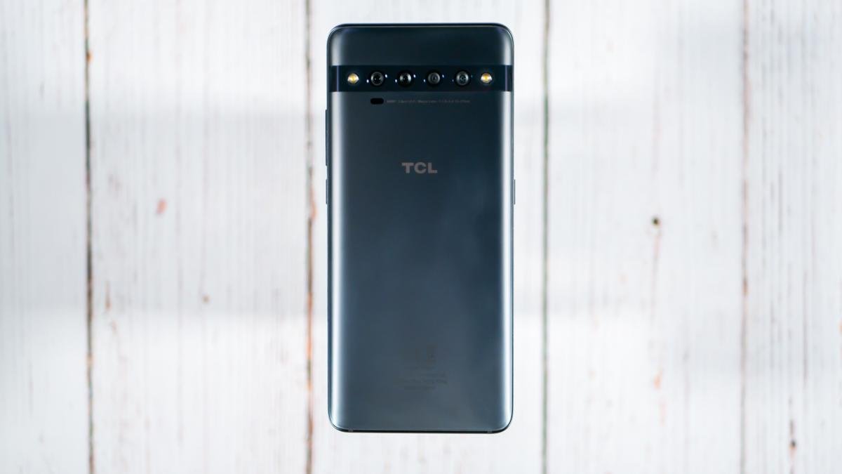 Смартфон TCL 10 Pro.