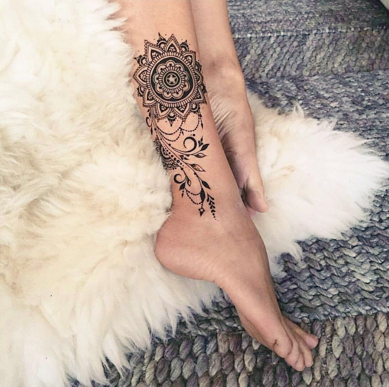 Татуировки для девушек на ноге