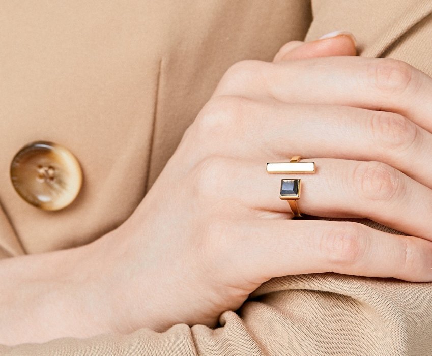 кольца стали малы. обручальное кольцо. кольцо тринити с помолвочным. кольцо мало. кольцо обычное.