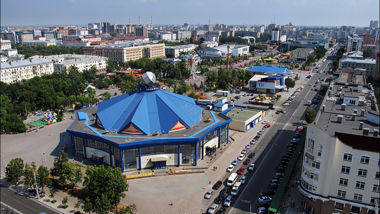 Тюмень центр города. Тюменский государственный цирк Тюмень. Цветной бульвар Тюмень цирк. Цветной бульвар Тюмень с высоты птичьего полета. Достопримечательности Тюмени Тюменский цирк.