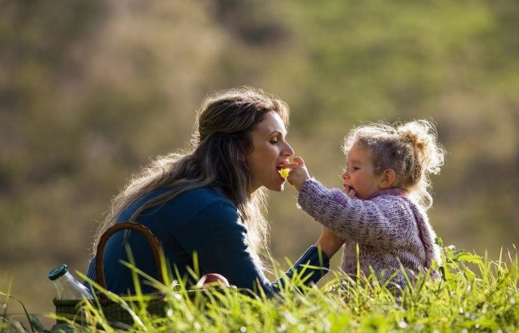 France mom. Мама во Франции. Мама на французском. Матери Франции и дети. Французские мамочки.