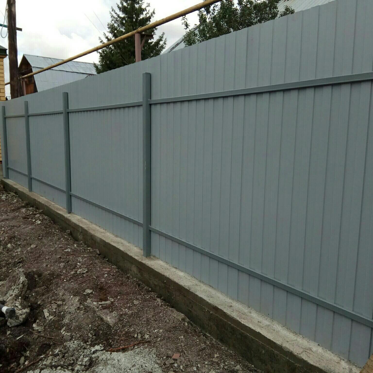 Забор профлист с фундаментом. Заборы из профнастила заборград. Забор профлист на фундаменте. Фундамент для забора из металлопрофиля. Забор профнастил с ленточным фундаментом.