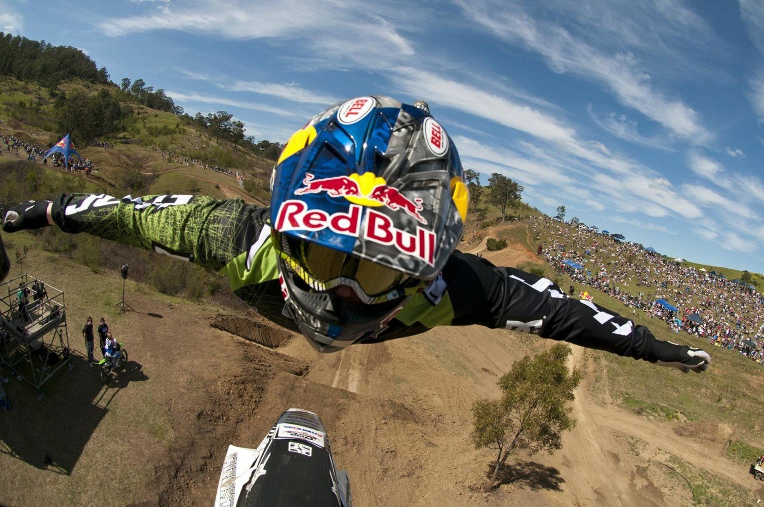 Фото видео экстрим. Шлем эндуро редбул. Мото эндуро ред Булл. Мотокросс Red bull. Мотофристайл Red bull.