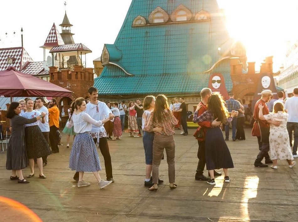 Пойти в выходные в москве. Куда сходить. Где можно погулять в Москве и развлечения. Где можно погулять в Москве с друзьями. Куда можно пойти на выходные.