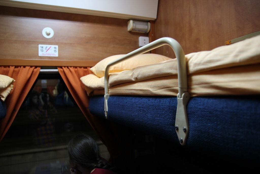 В вагонах есть железяка, чтобы не падать с полки, но многие ее ругают ...