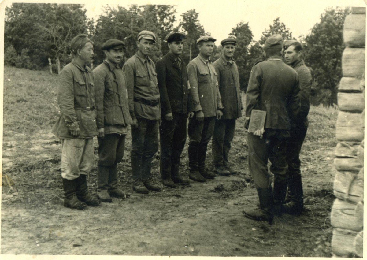 1942 белоруссия полицаи. полицаи в годы великой в беларуси. бывшие полицаи. полицаи предатели в годы великой отечественной войны. форма полицаев.