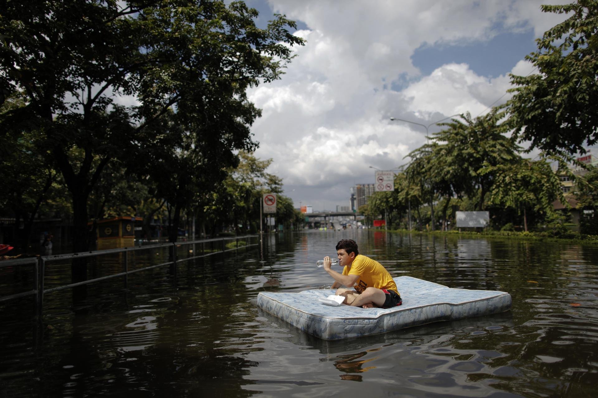 Flood перевод. Наводнение. На лодке по городу. Наводнение человек в воде. Затопленный город в Тайланд.