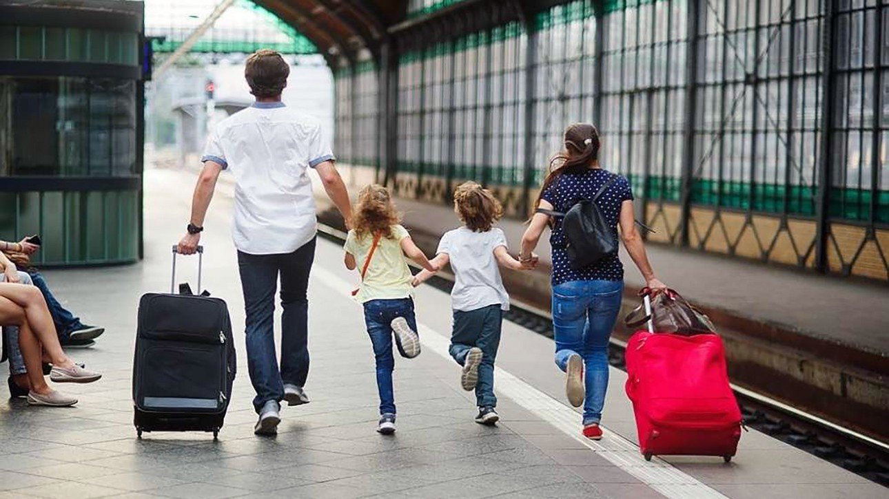 Отпуск в школе. Человек с чемоданом. Люди с чемоданами на вокзале. Люди на вокзале. Семья с чемоданами.