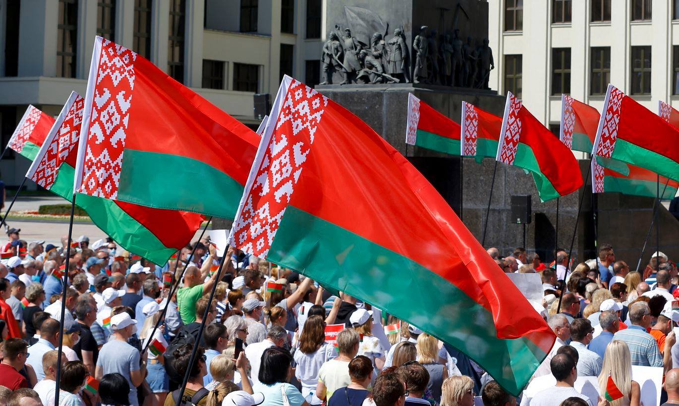 Люди с флагами Белоруссии