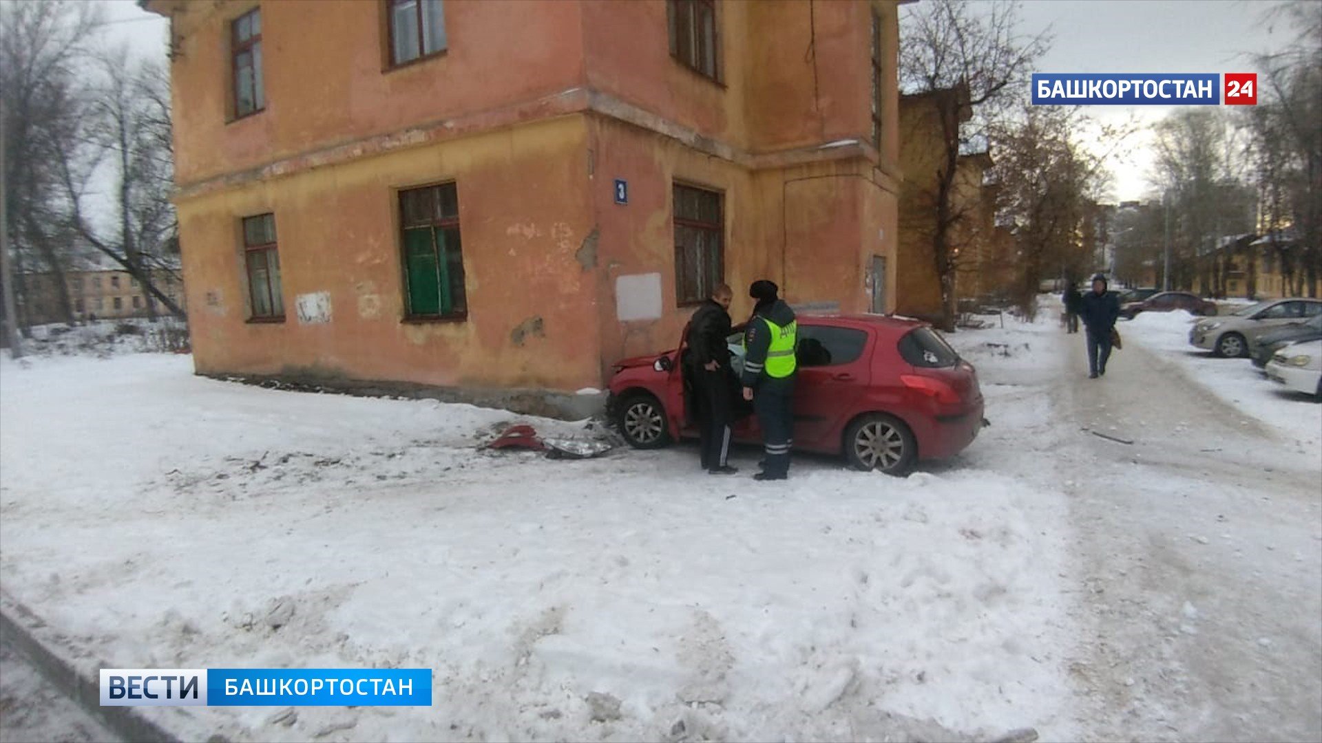 Во время сильного гололеда водитель машины не справился с управлением и врезался в забор