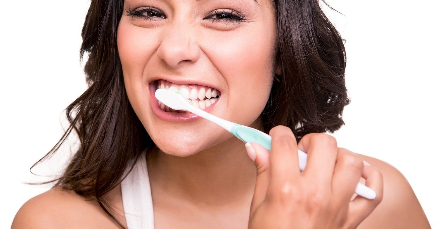 Какие крепкие зубы. Девушка чистит зубы. Чистим зубы!. Гигиена ротовой полости. Чистые зубы.