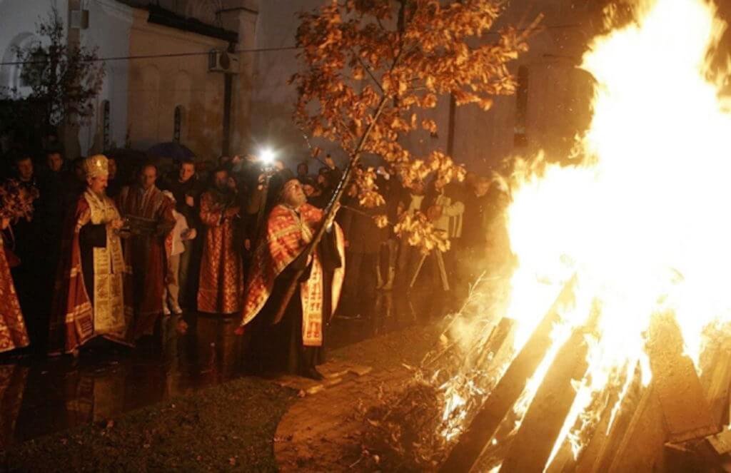 Когда празднуют рождество в сербии. Божич праздник Сербия. Сербия бадняк Рождество. Бадняк в Сербии. Баднидан бадняк.