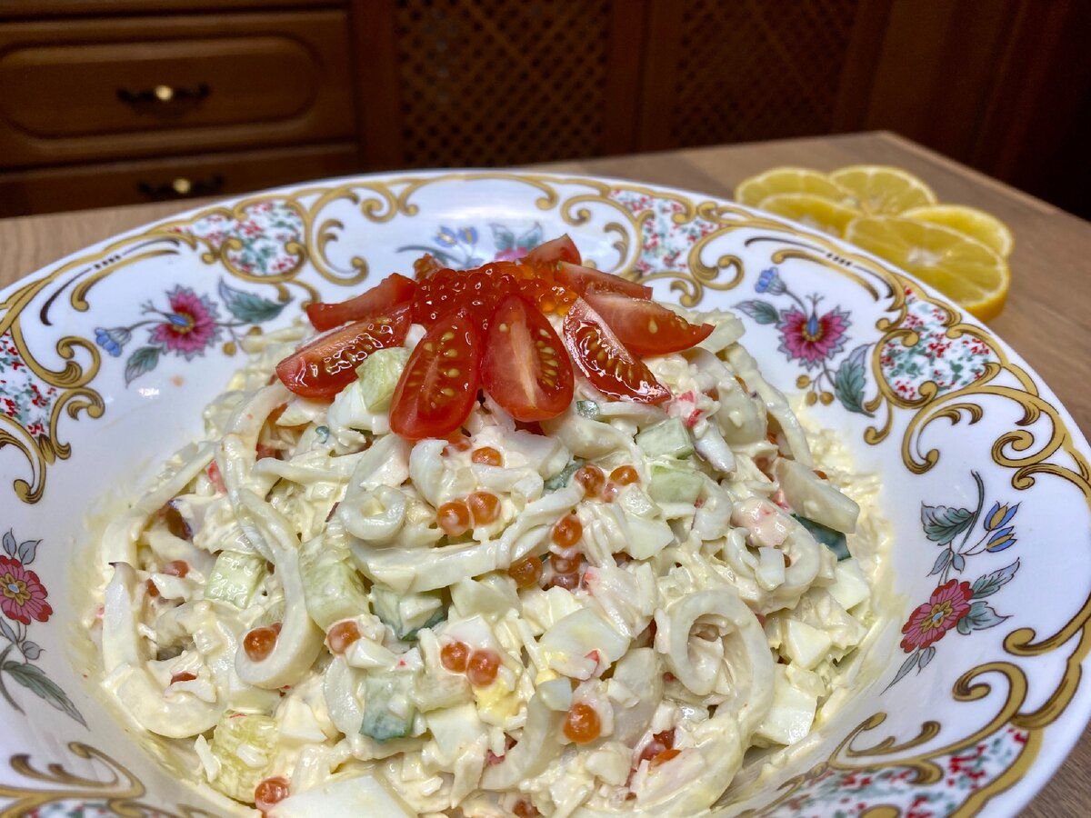Салат с кальмарами самый вкусный на праздничный. Салат из кальмаров классический Советский. Постный салат с кальмаром и крабовыми палочками. Салат Старорусский. Обалденный салат с кальмарами на праздничный.
