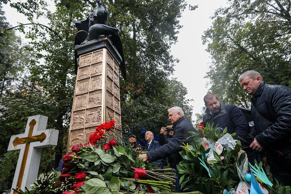 Памятник лужкову в москве на кладбище