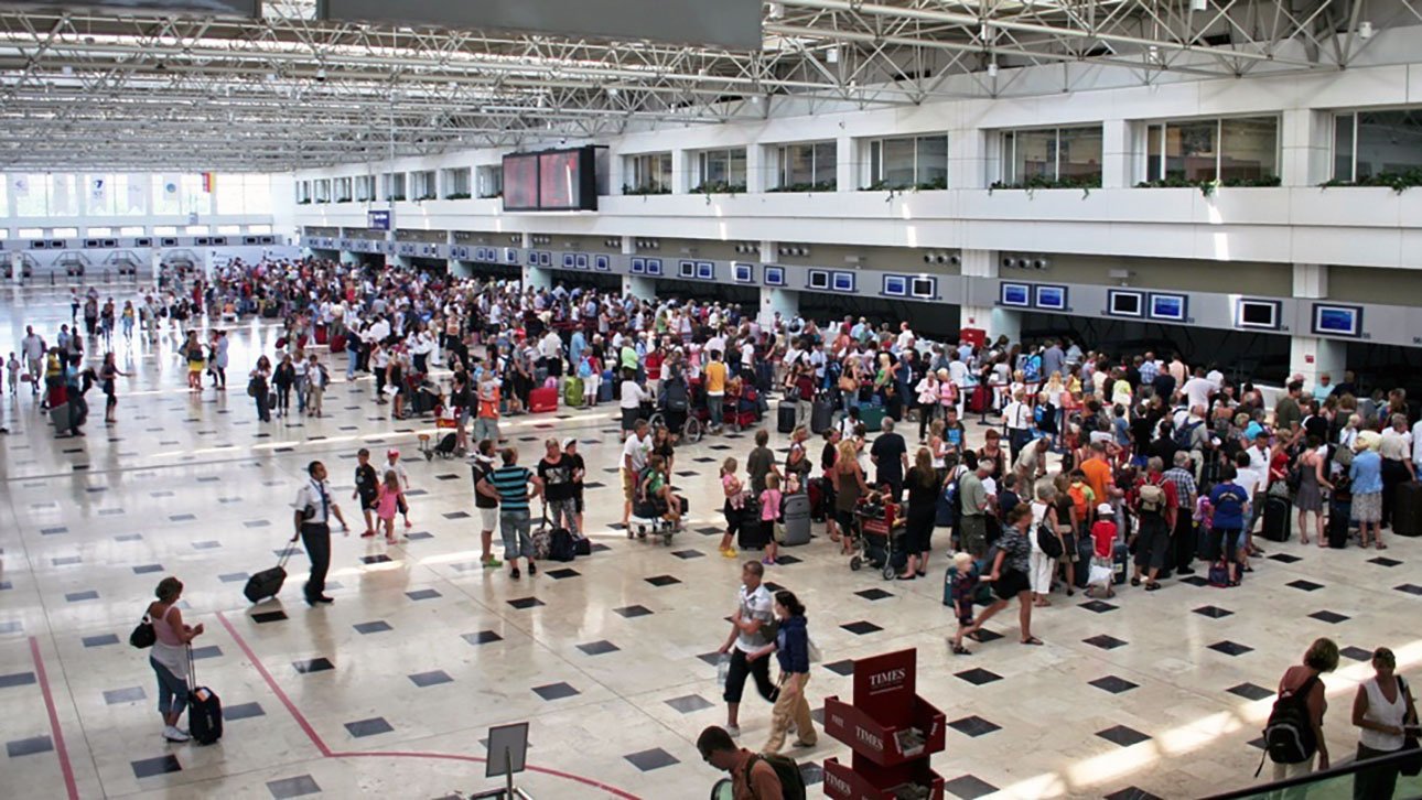 Ayt airport. Международный аэропорт Анталия. Аэропорт Анталия в Турции. Анталия площадь аэропорта. Аэропорт Анталия в Турции фото.