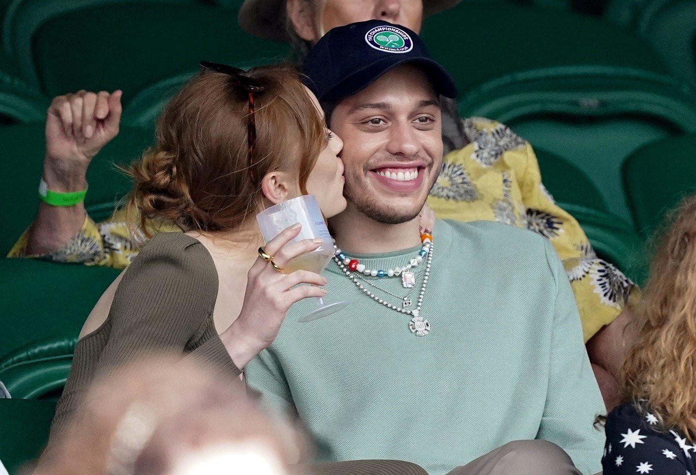 Пьет пит. Пит Дэвидсон 2021. Pete Davidson and Phoebe Dynevor. Пит Дэвидсон и Фиби. Питом Дэвидсоном и Фиби.