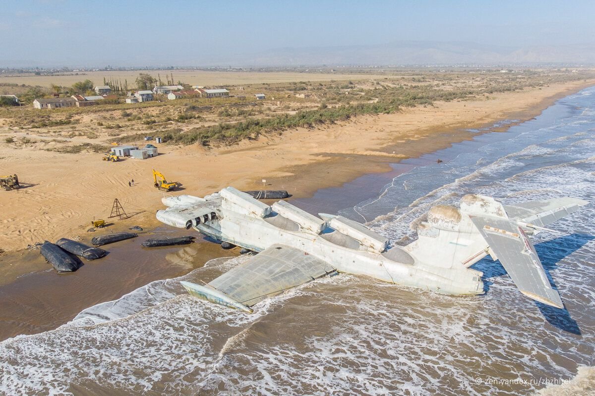 Самолет в дагестане. Экраноплан в Каспийске. Лунь Дагестан. Лунь в Дербенте. Дербент пляж экраноплан.