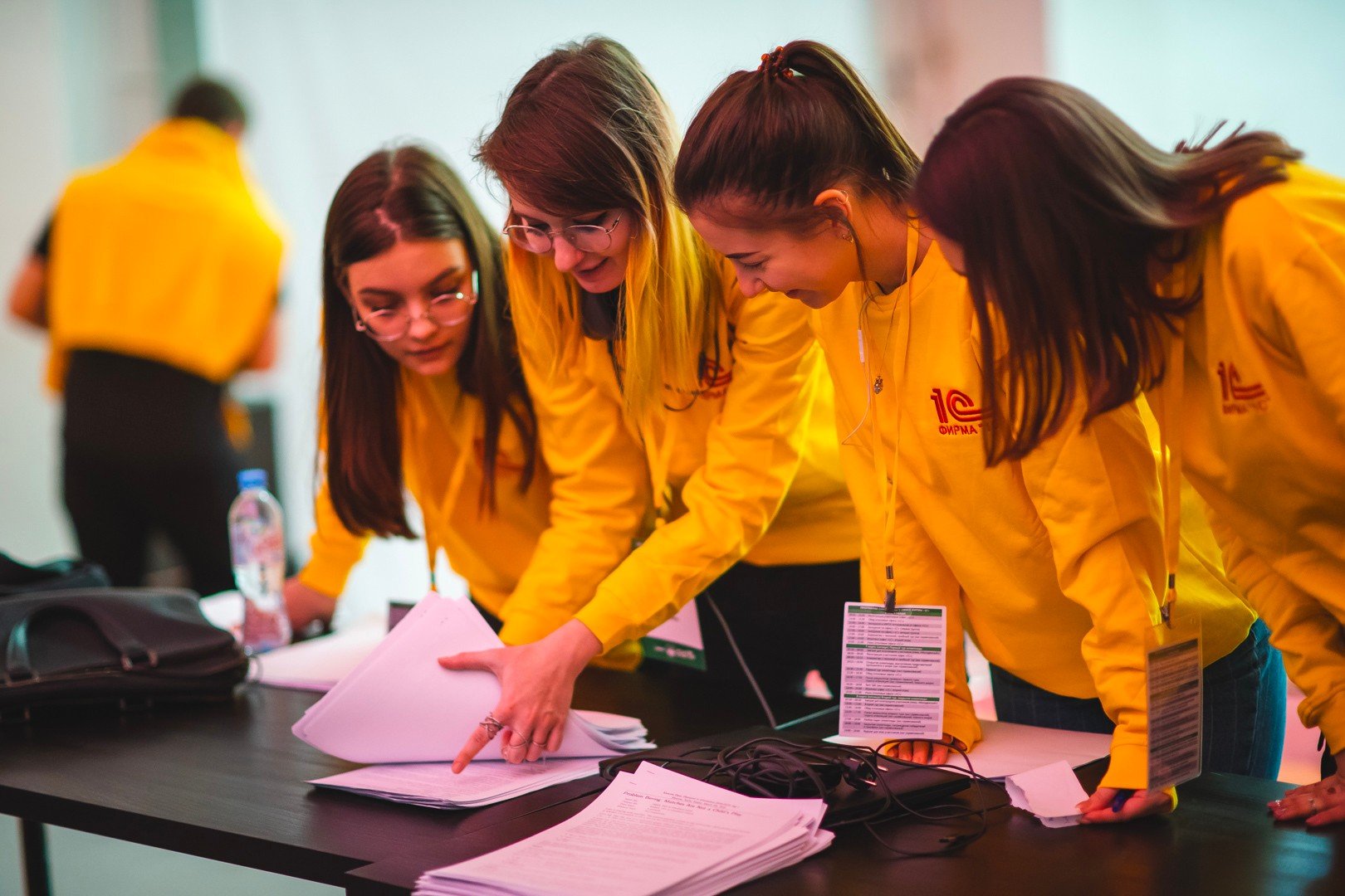 Учебные заведения после 11 класса. Профориентация для подростков. Какие есть профессии после 9 класса список. После 11 класса туризм. Профессии почле 9 класс.