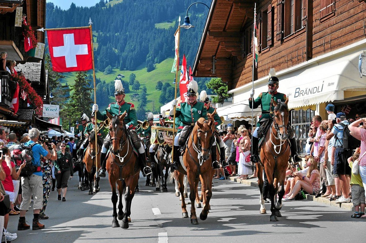 Сегодня национальный день. Швейцария 1 августа праздник. Франко швейцарцы. Национальный праздник Швейцарии. Швейцария население швейцарцы.