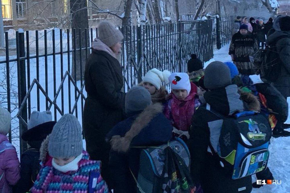 Новости екатеринбург сегодня последние. Минирование школ в Екатеринбурге. Эвакуация детей из школы. Эвакуация Екатеринбург 65 школа. Эвакуация школьников в Екатеринбурге.