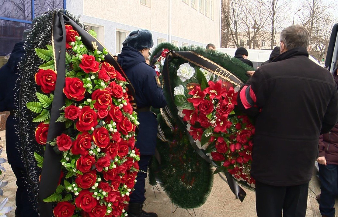 Похороны убитой девочки в брянске фото. Простились с семьей Малаховых.