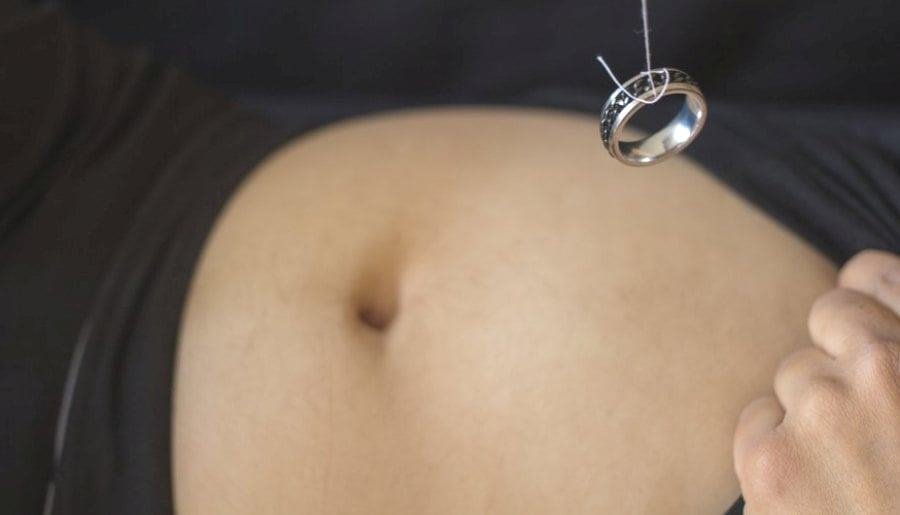 Гадание ниткой на пол ребенка. Кольцо в пупке у беременной.