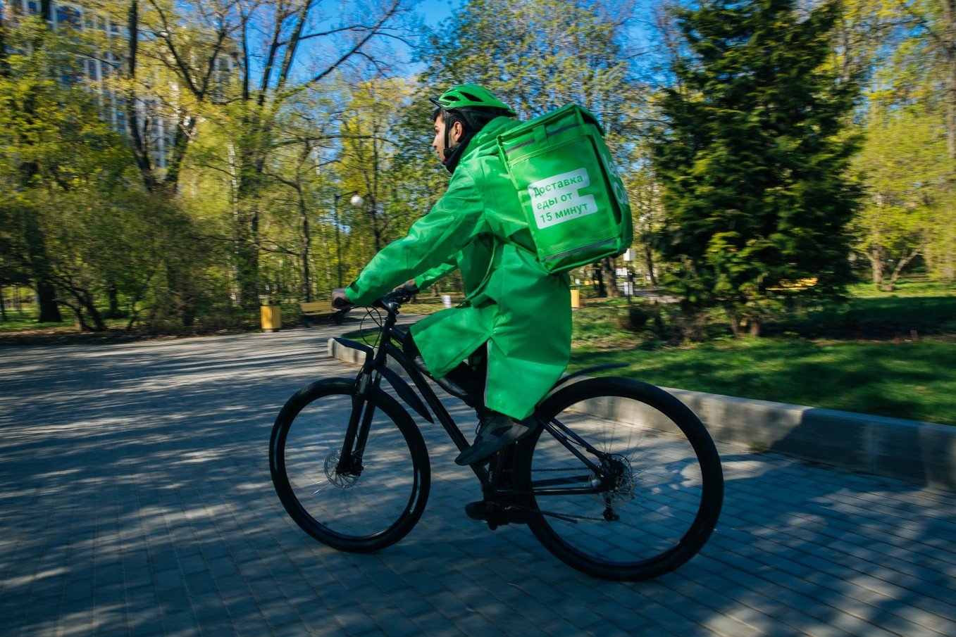 Сколько зарабатывает курьер на велосипеде. Велокурьер Деливери клаб. Bike Courier Деливери клаб. Велокурьеры в Москве. Курьер delivery Club на велосипеде.