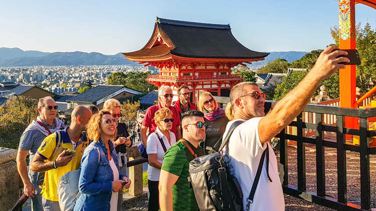 Можно ехать в китай. Туристы в Токио. Туристы в Японии. Познавательный туризм в Японии. Российские туристы в Японии.