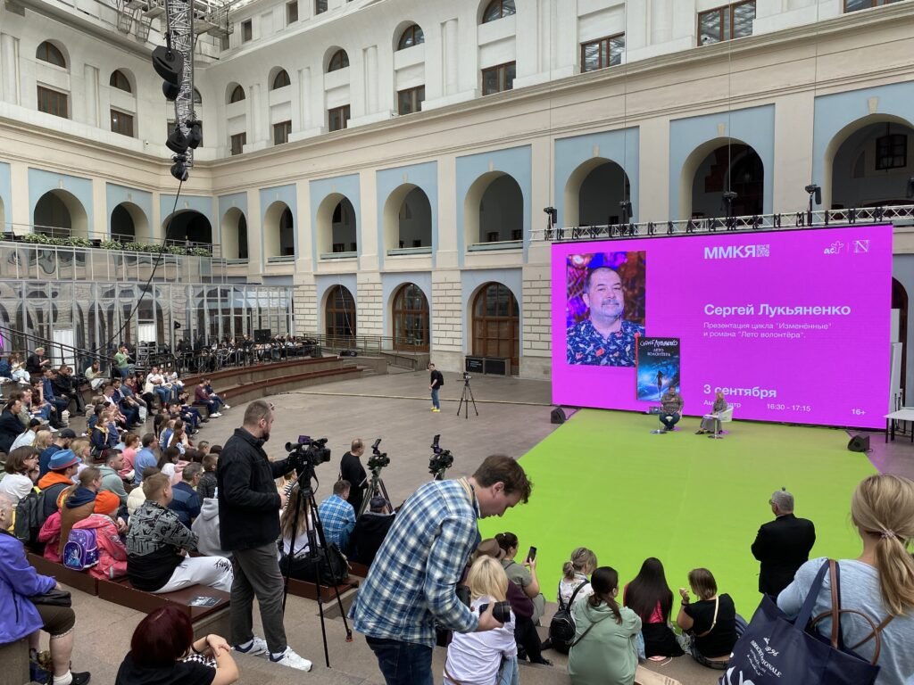 Выставка в гостином дворе в москве. Гостиный двор Москва. Гостиный двор книжная ярмарка 2022. Гостиный двор ярмарка. Московская художественная ярмарка в Гостином дворе.