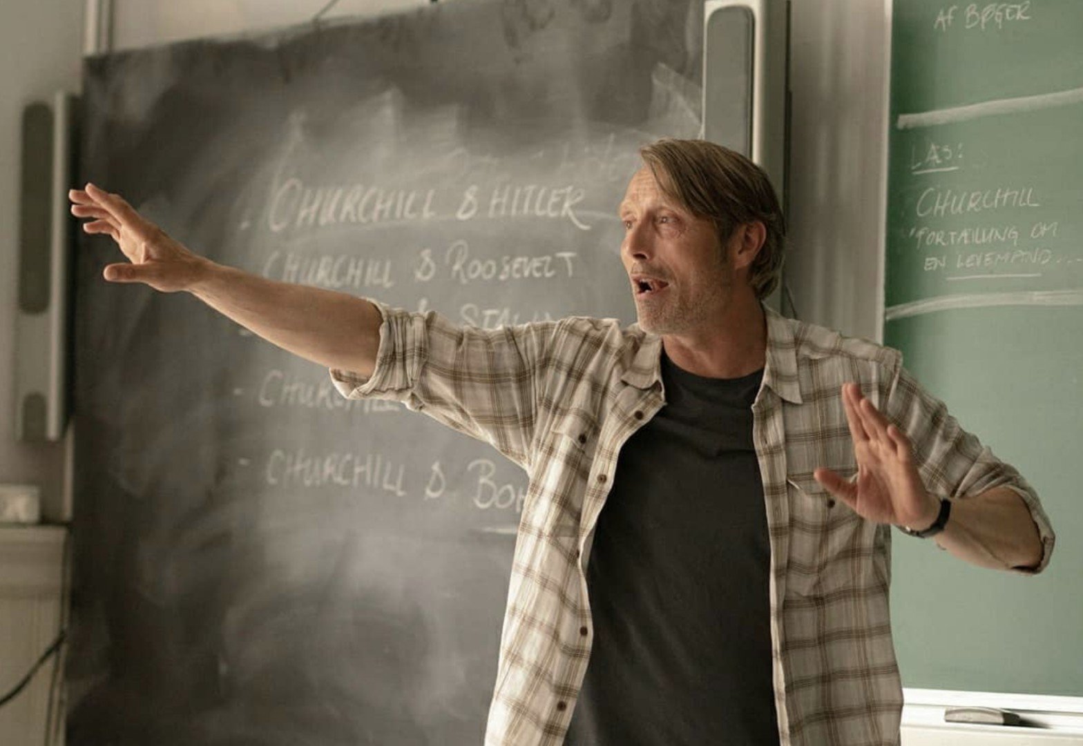 алкоголика и учителя с неба. учитель алкоголик. пьяный учитель в школе. смешные учителя. Another round фильм 2020.