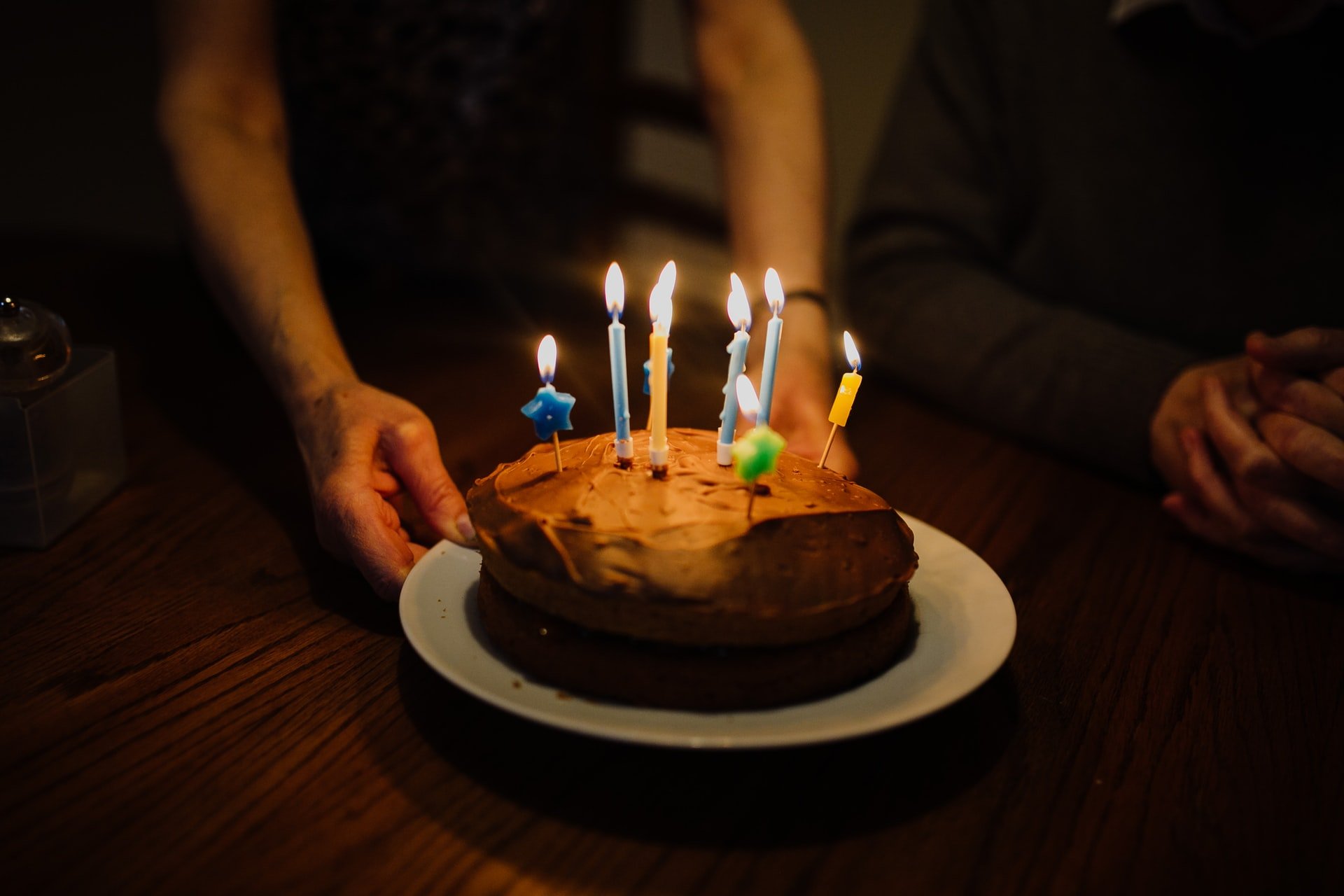 Видео торт свечи. Свечи для торта. Торт со свечками. Шоколадный торт со свечами. Свеча с днем рождения.