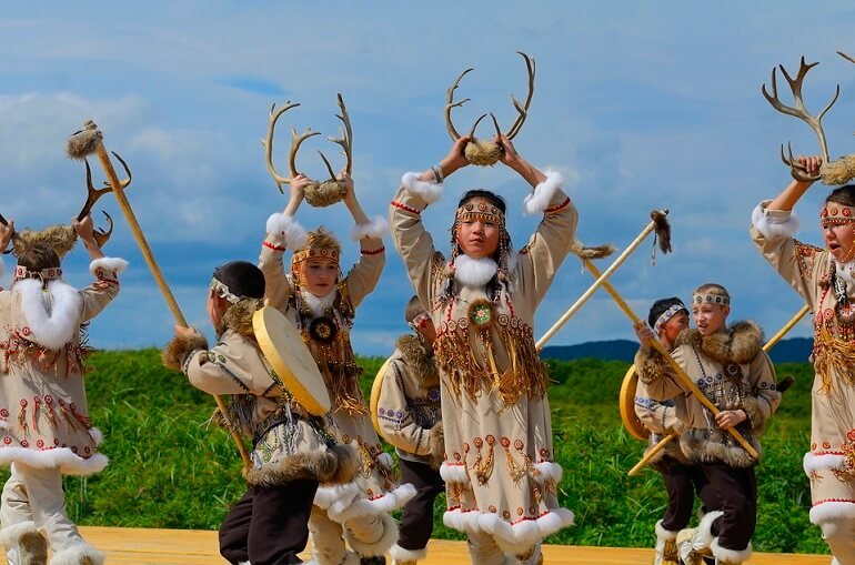 Обряды народов востока. Эвенки, эвены, нанайцы, Коряки, чукчи. Чукчи Коряки эвенки. Эвены народы дальнего Востока. Эвены Камчатки.