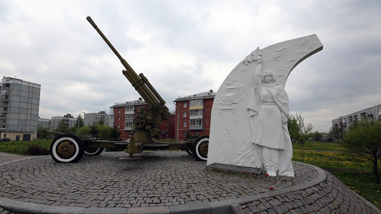 Дороги памятники. Памятник Блокадная регулировщица. 1 Й километр дороги жизни памятник Блокадная регулировщица. Памятник регулировщице дорога жизни блокадного Ленинграда. Памятник регулировщице на дороге жизни.