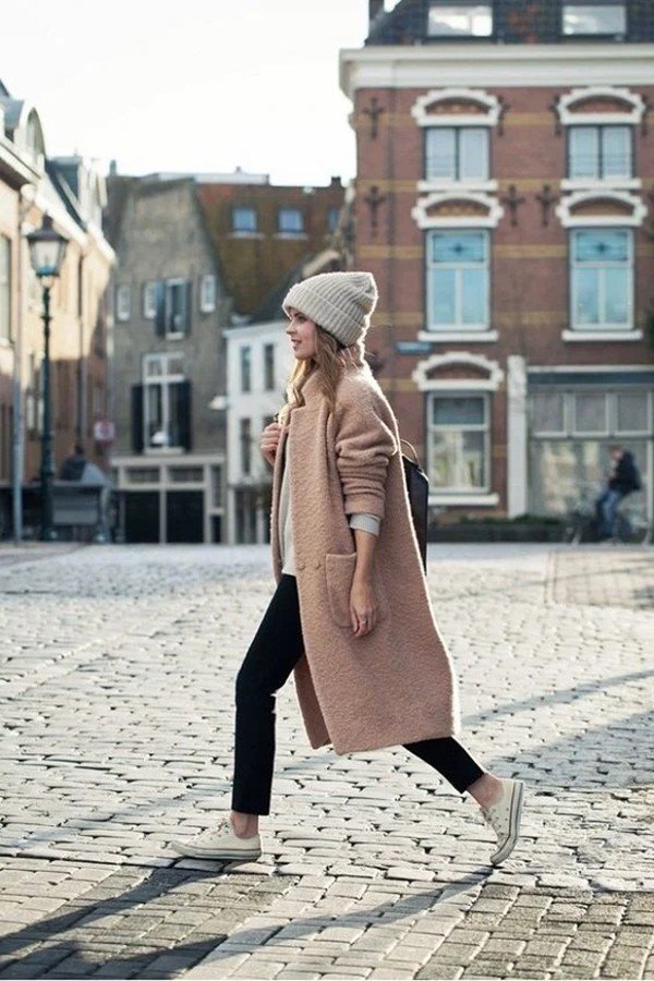 Коричневое пальто женское с какой шапкой носить