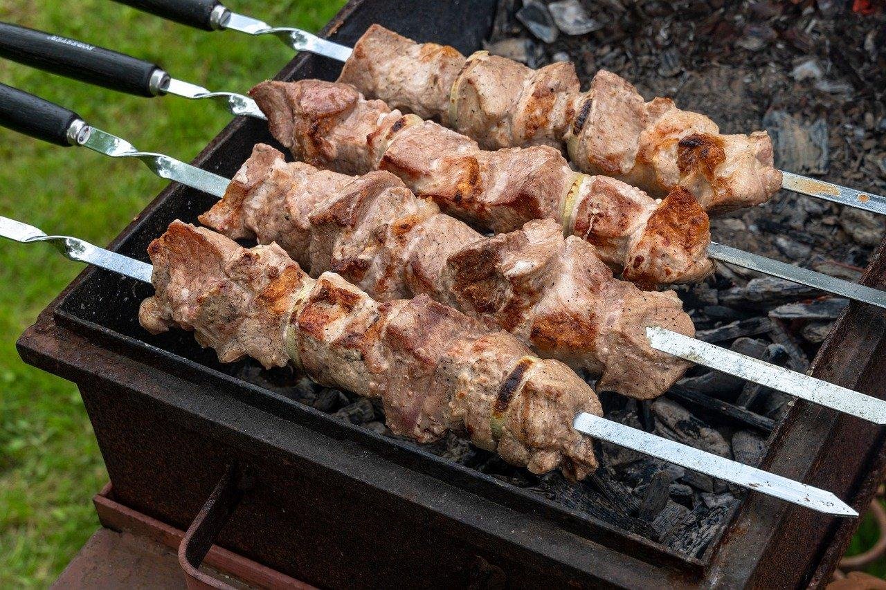 Шашлыки на природе. Шашлыки на природе компания. Мангалы для дачи. Шашлык на мангале на природе. Можно ли жарить шашлыки 2023.