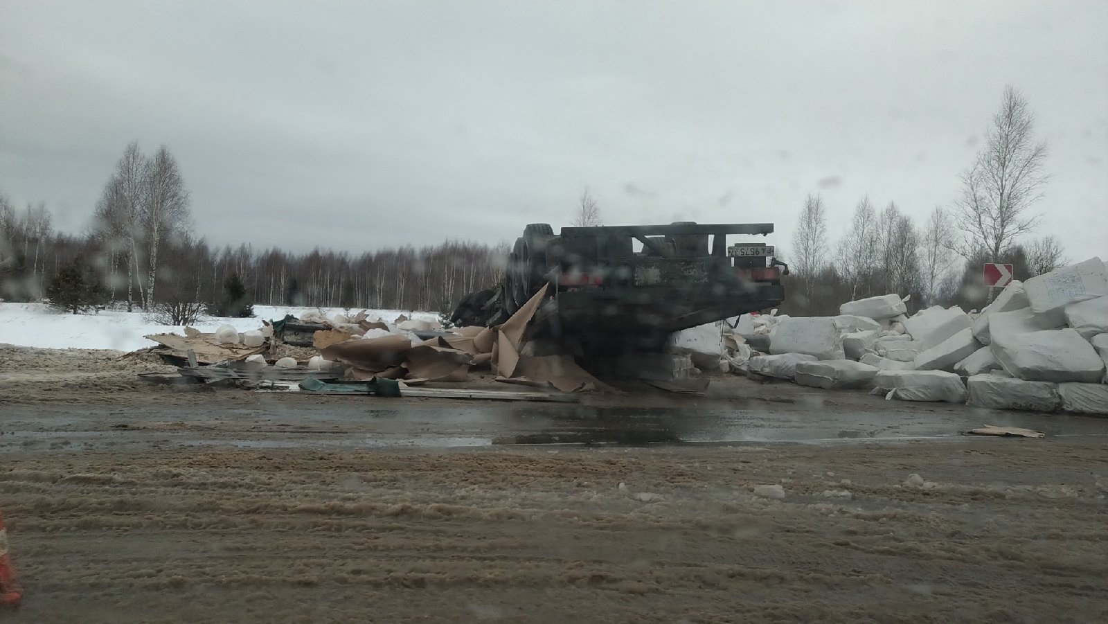 Камаз с пряниками перевернулся