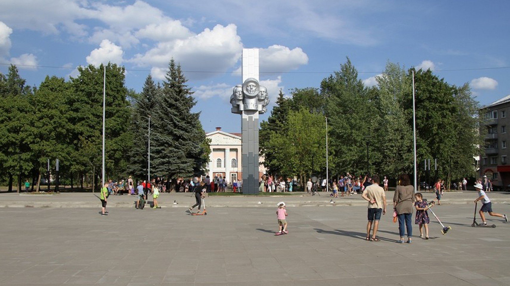 Площадь ярославля 2023. Комсомольская площадь Рыбинск. Комсомольская площадь Ярославль. Комсомольская площадь (Ярославль) площади Ярославля. Комсомольская площадь полиграф Рыбинск.