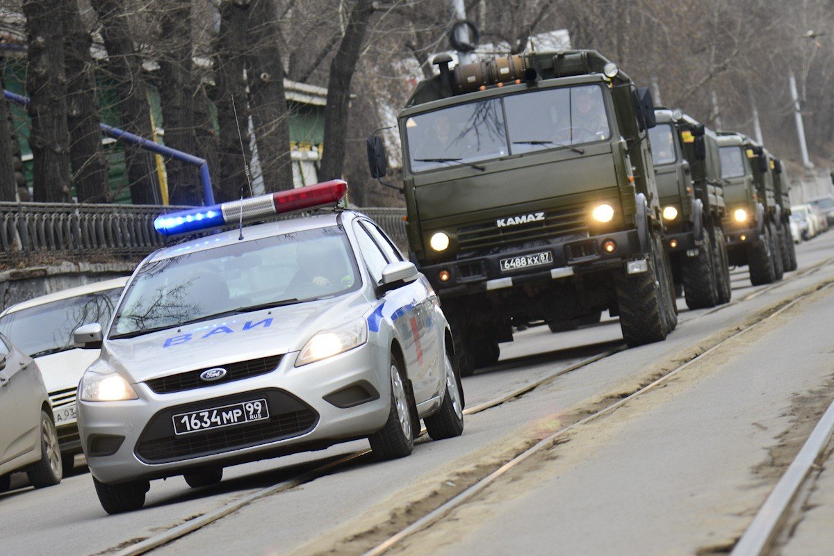 Военное сопровождение. BMW ВАИ. ВАИ МО РФ. Военные машины сопровождения. Сопровождение колонны.