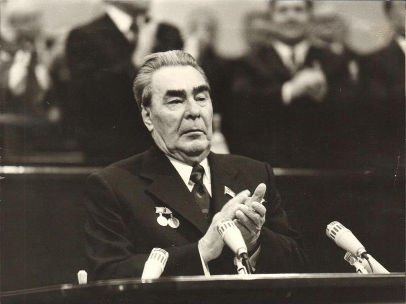 Брежнев идет. Брежнев 1970. Брежнев 1 секретарь ЦК Молдавии.
