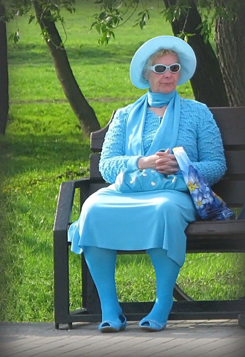 Пожилые тетушки. Бадди Винкл, 91 год. Прикольные старушки. Модные старушки. Бабуля в голубом костюме.