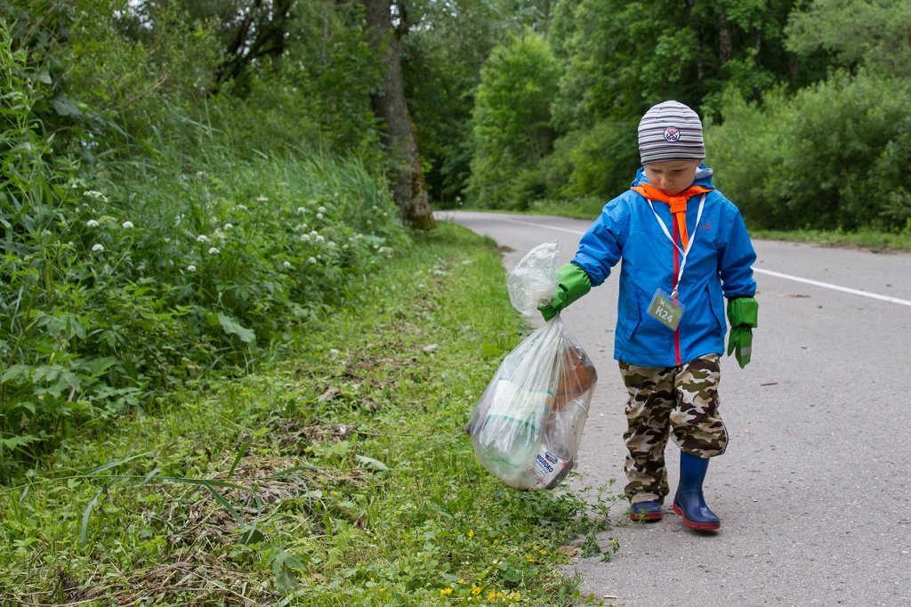 Видео где маленький мальчик тащит своего папу. Дети мусорят на природе.