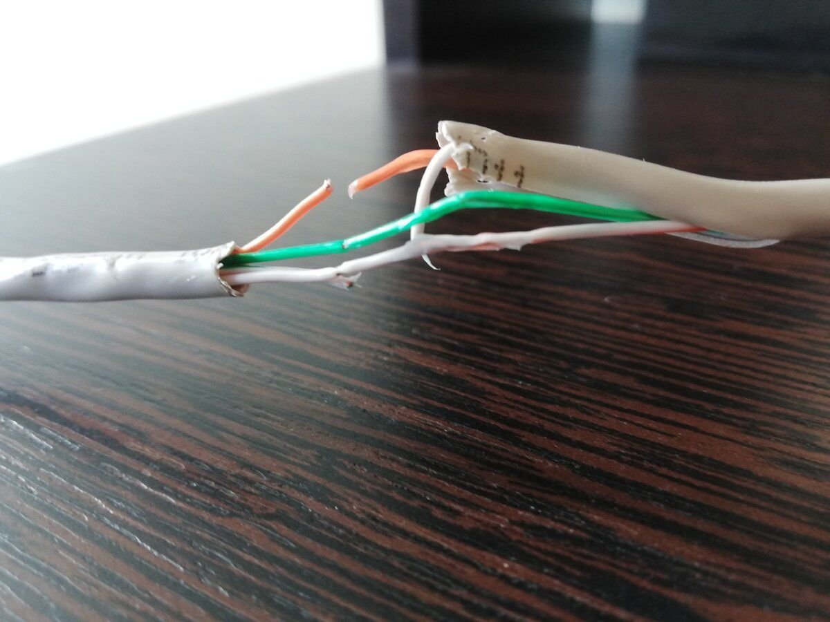 Разрыв сети. Соединение кабель интернета rj45 скрутка. Соединить rj45 скруткой. Порванный провод. Поврежденный провод интернета.