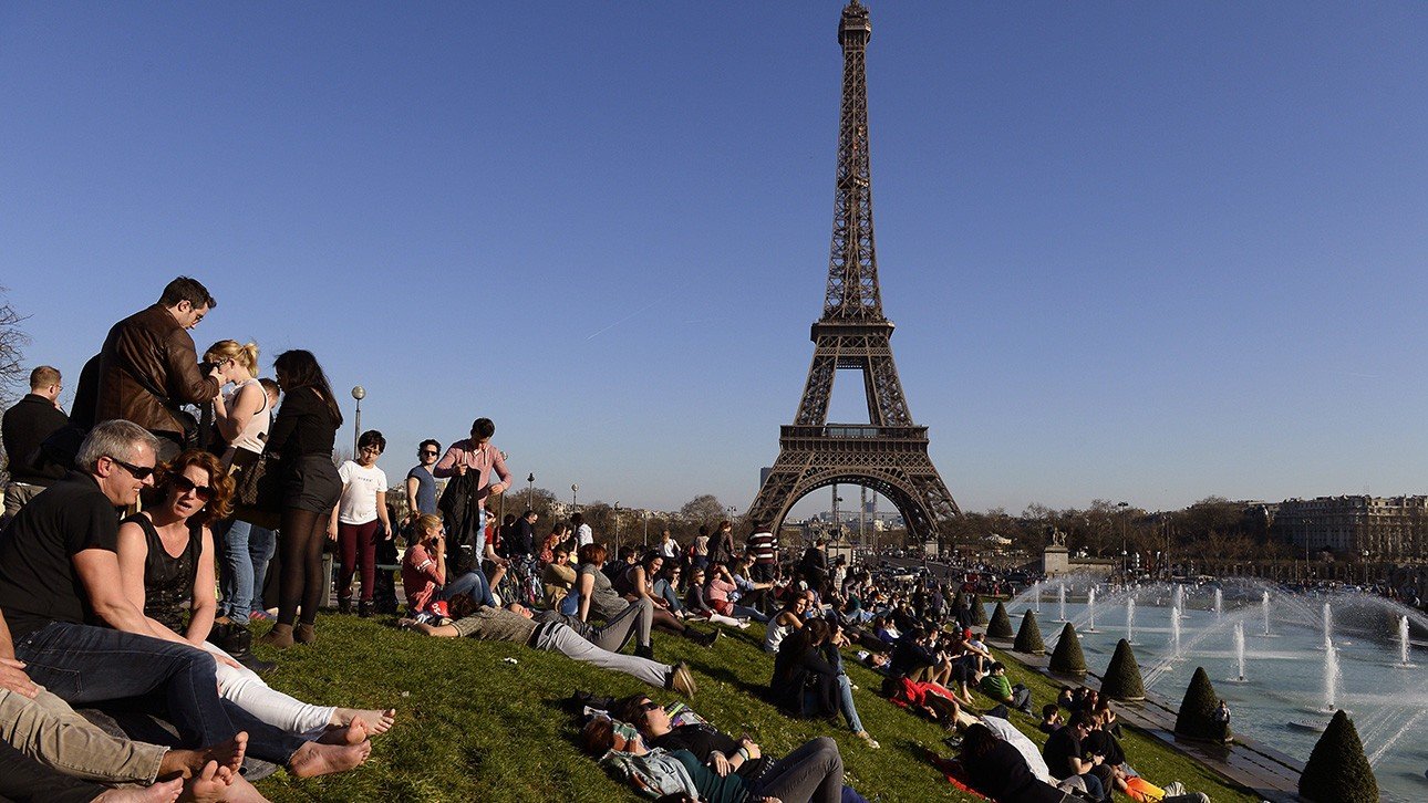 French life. Туризм во Франции. Туристы во Франции. Франция люди. Туристы в Париже.