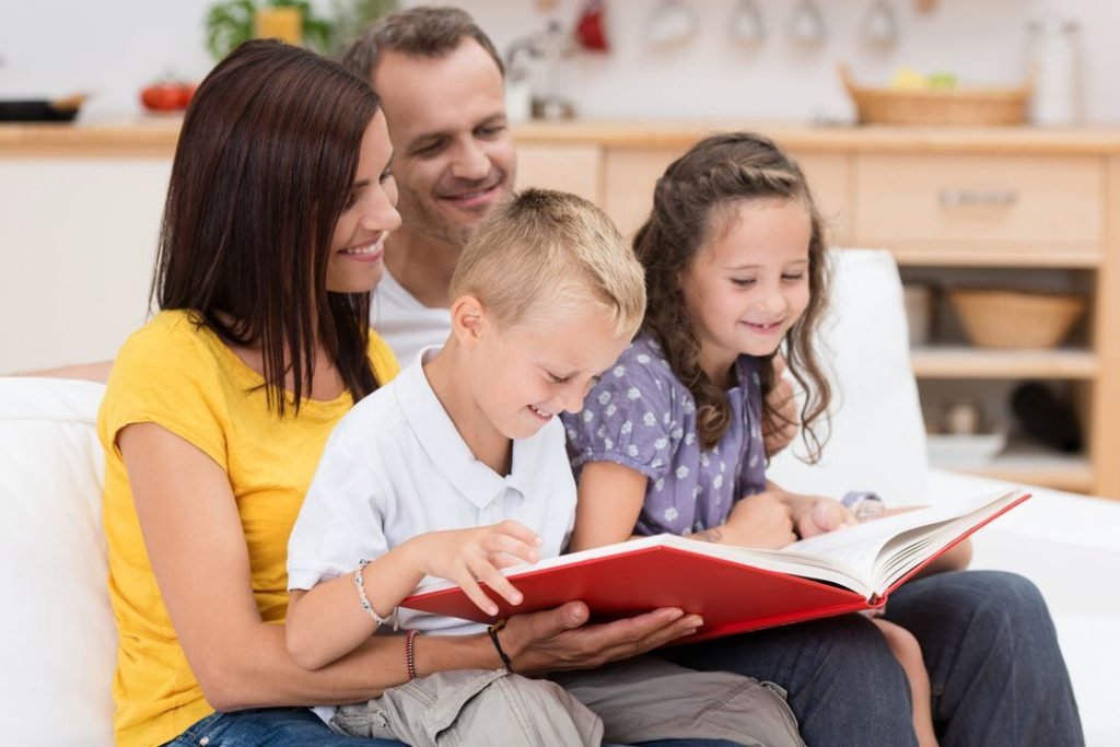 Семья читает книгу картинка. Чтение в семье. Читающая семья. Книжка семья. Семья читает книгу.