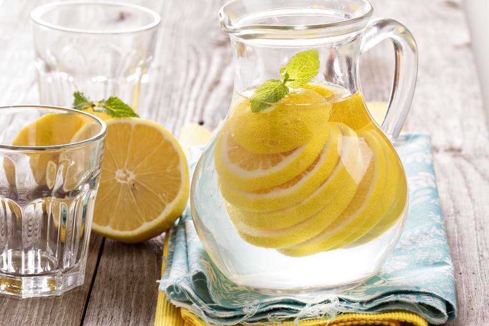 Натощак воду с лимоном можно. Вода с лимоном. Стакан воды с лимоном. Утренняя вода с лимоном. Кувшин с водой и лимоном.
