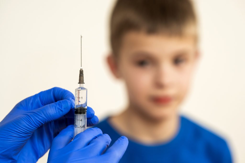 An afraid child. Вакцинация детей. Шприц для прививок детям. Уколы и прививки. Укол прививка.