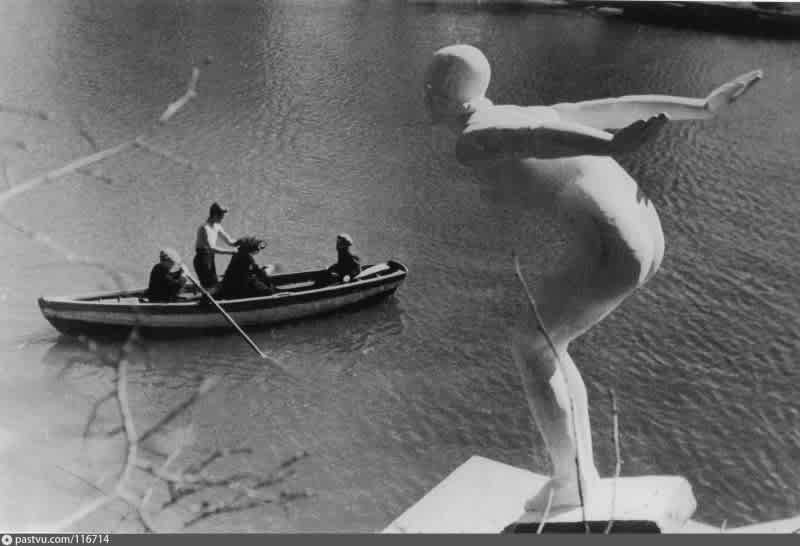 Скульптура "Прыжок в воду" ("Пловчиха"), работа скульптора Иодко/ Фото: pastvu.com